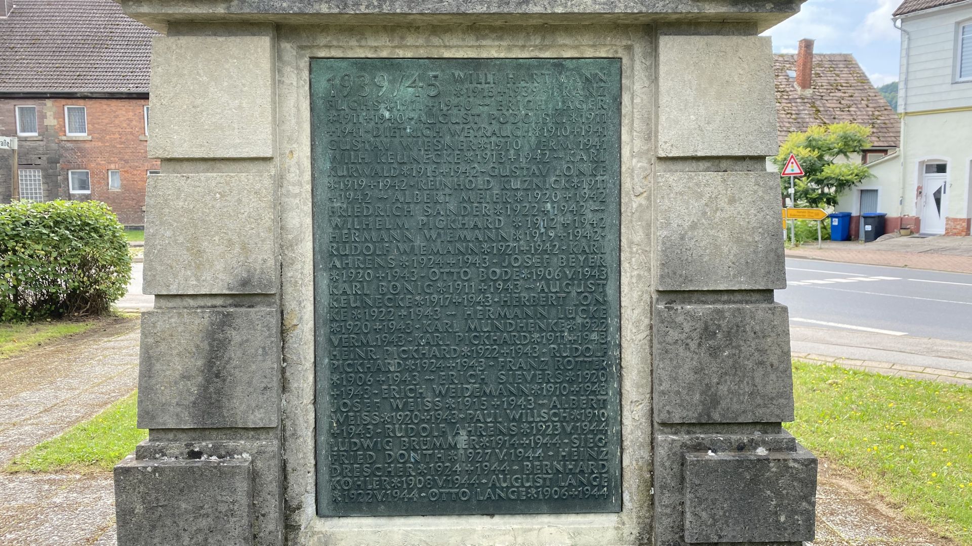 Kriegerdenkmal von 1921 in Eschershausen, Ortsteil Scharfoldendorf, mit der zweiten Tafel der Gefallenen des Zweiten Weltkrieges